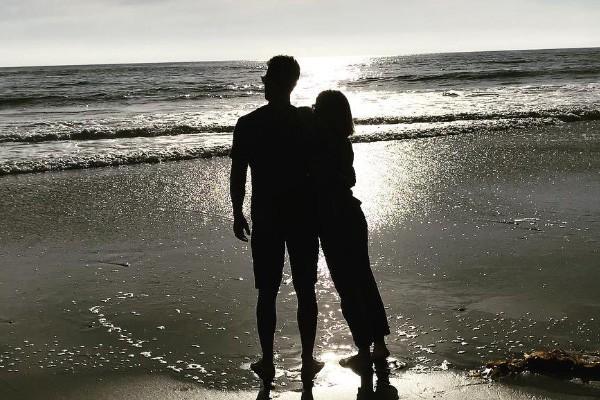Тео Джеймс и рут Кирни на пляже