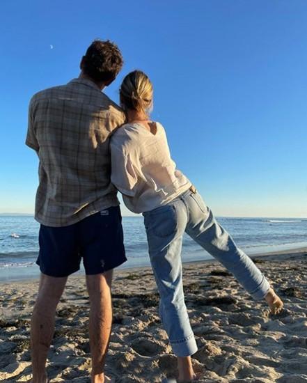 Рут Кирни и Тео Джеймс на пляже Калифорнии