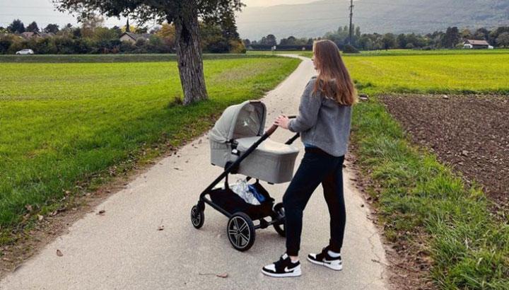 Элина Свитолина на прогулке с ребенком